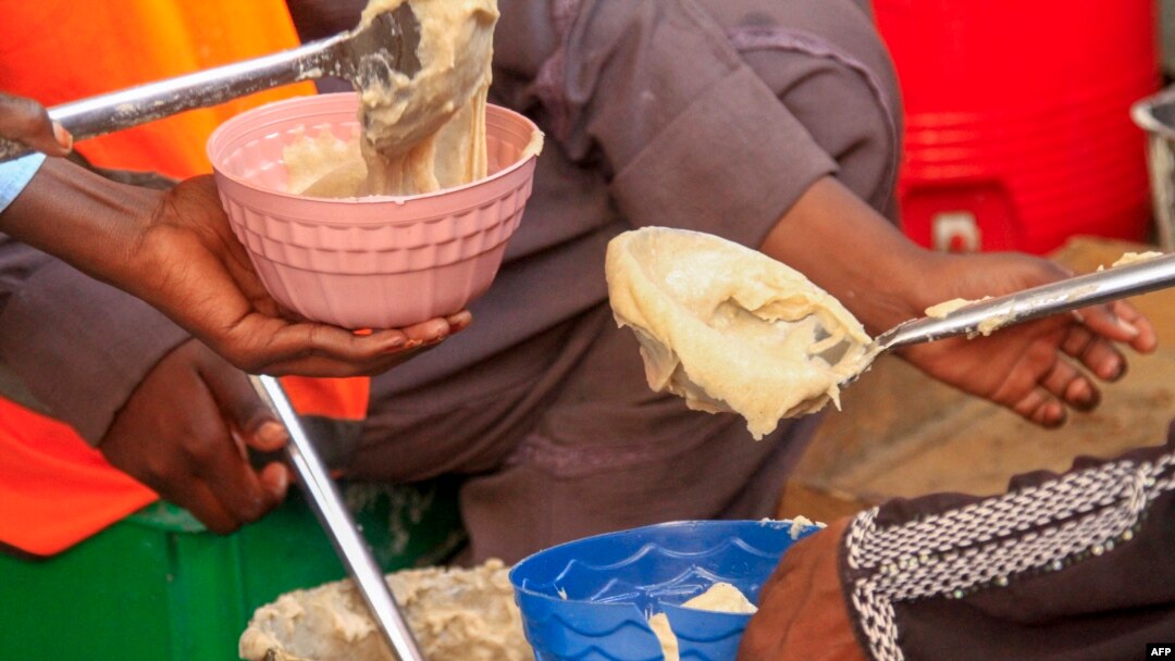 Volunteers prepare food for internally displaced Muslim devotees for their breaking fast meal during the Islamic holy month of Ramadan in Gedaref on March 13, 2024.