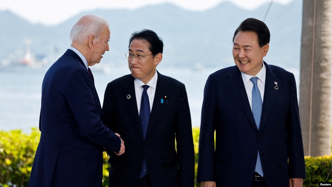 조 바이든 미국 대통령과 윤석열 한국 대통령, 후미오 기시다 일본 총리가 지난 5월 G7 정상회의가 열린 히로시마에서 회담했다.