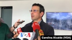 El dos veces candidato presidencial venezolano Herique Capriles conversa con medios de comunicación en Caracas, el 17 de enero de 2023.
