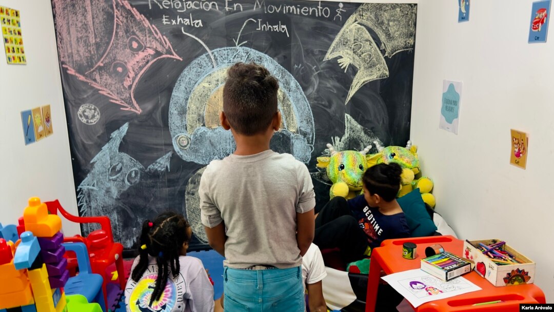 Antuán, un niño migrante de cuatro años, participa de juegos lúdicos en un refugio para migrantes en Guatemala. [Fotografía Karla Arévalo / VOA]