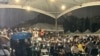 台湾华人民主书院6月4日举办六四烛光晚会，据统计，近2500人不畏风雨、纪念六四的决心也无法浇熄（美国之音特约记者杨安摄影）。