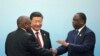 Tổng thống Nam Phi Cyril Ramaphosa, trái, bắt tay Tổng thống Senegal Macky Sal, phải, với chủ tịch Trung Quốc Tập Cận Bình, giữa, tại Thượng đỉnh Bắc Kinh của Diễn đàn Hợp tác Trung Quốc-châu Phi, ngày 4/9/ 2018.