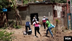 "Venimos del estado de Guárico": voluntarios recorren la zona cargados de enseres para los damnificados.