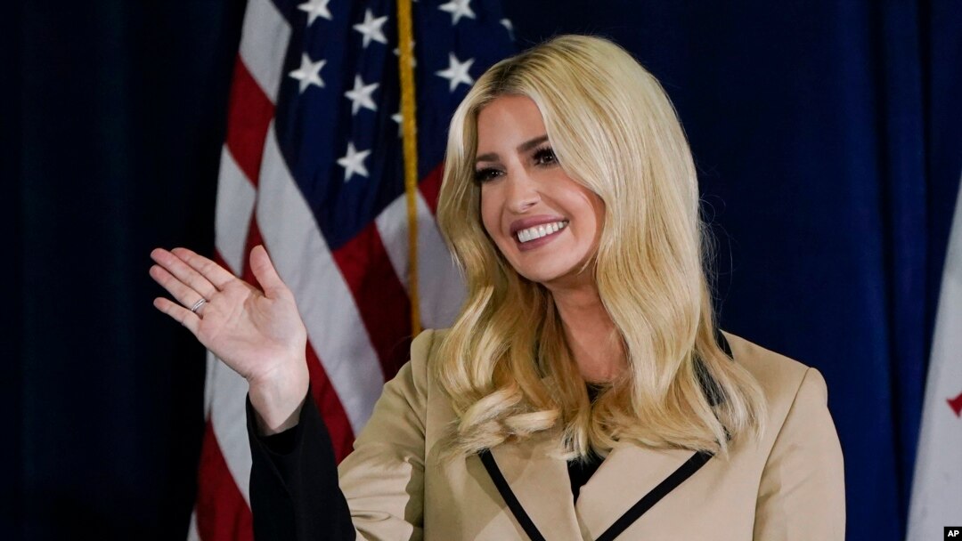 Ivanka Trump, hija y asesora del presidente Donald Trump, saluda a simpatizantes durante un mitin el 2 de noviembre de 2020 en Des Moines, Iowa, EE. UU.