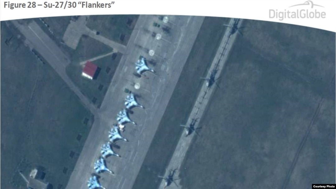 Wannan hoto da NATO ta saki Afrilu 10, 2014 na nuna jiragen sama na yaki, da jirage masu saukar ungulu a sansanin sojin sama na Primorko-Akhtarsk, Rasha, kusa da Ukraine. (DigitalGlobe/NATO ACO PAO)