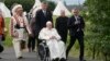 Le Pape François part après avoir prié dans un cimetière d'un ancien pensionnat, à Maskwacis, près d'Edmonton, au Canada, lundi 25 juillet 2022.
