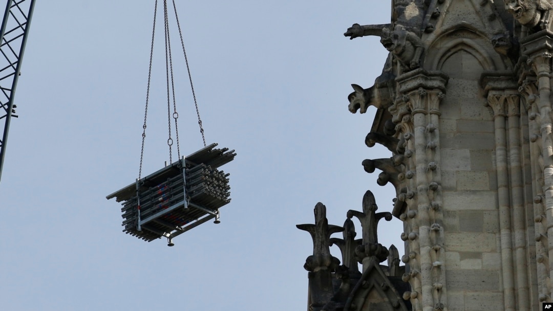 Una grúa levanta andamios junto a las gárgolas frente a la catedral de Notre Dame en París. Ya casi mil millones de dólares han provenido de fieles comunes y magnates de gran potencia de todo el mundo para restaurar la catedral.