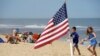 Niños juegan en la playa de Ocean City en Maryland durante el fin de semana largo por el Día de los Caídos, que marca el comienzo de la temporada de verano en Estados Unidos. Mayo 23, 2020.
