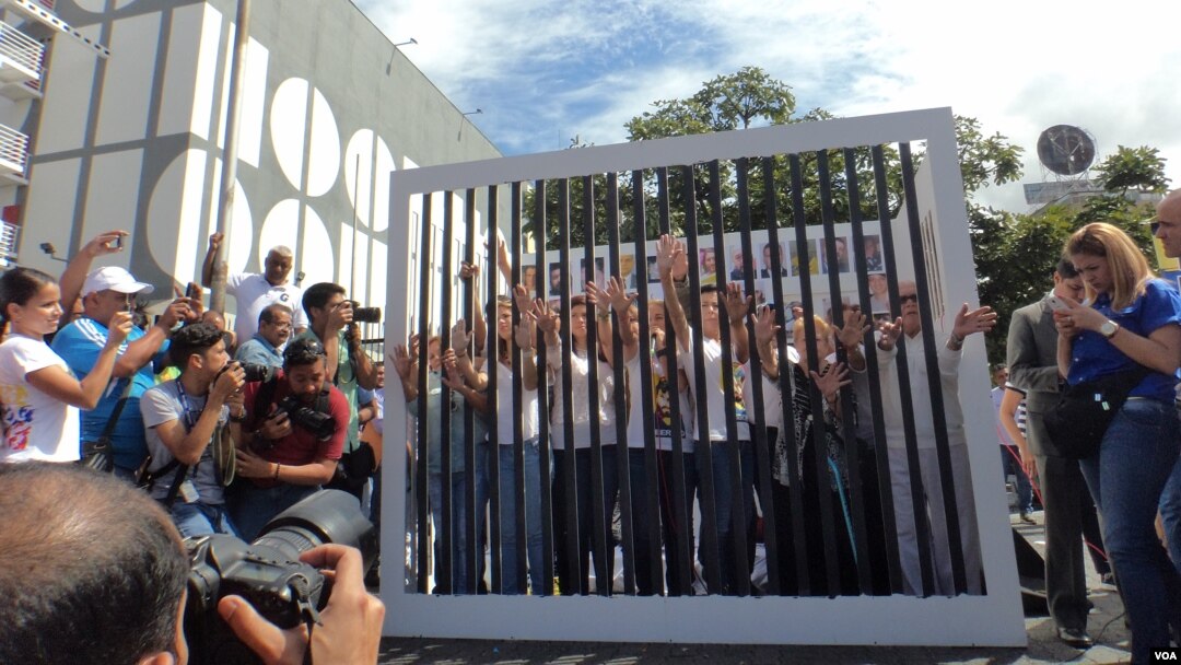 Familiares de presos políticos en Venezuela, incluyendo Lilián Tintori, esposa de Leopoldo López, recrearon una cárcel en Caracas en protesta por los encarcelamientos y exigieron la libertad de los presos antes de Navidad, el lunes, 14 de diciembre de 2015 Foto Álvaro Algarra, VOA.