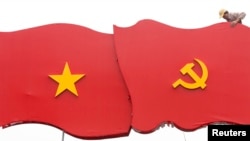 Theo đại diện Tổng Liên đoàn Lao động (LĐLĐ), người lao động nghèo được chia thành hai loại: Loại có hoàn cảnh đặc biệt khó khăn và loại có hoàn cảnh khó khăn. 