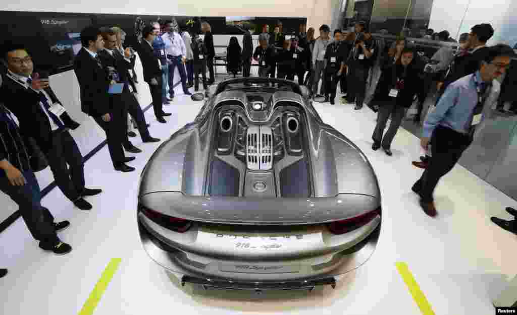 A Porsche 918 Spider is presented during the 2013 Los Angeles Auto Show in Los Angeles, California, USA, Nov. 20, 2013.