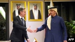 Ngoại trưởng Antony Blinken (trái) gặp Thủ Tướng kiêm Ngoại Trưởng Qatar tại Doha, 6 tháng Hai, trong chuyến công du Trung Đông.
