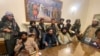 Los combatientes talibanes toman el control del palacio presidencial afgano después de que el presidente afgano Ashraf Ghani huyera del país, en Kabul, Afganistán, el domingo 15 de agosto de 2021 (AP Photo / Zabi Karimi).