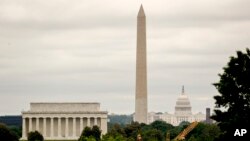 ARCHIVO - El monumento a Lincoln, el monumento a Washington y el edificio del Capitolio de Estados Unidos en Washington vistos en el Día de los Caídos desde Arlington, Virginia, el 25 de mayo de 2020. 