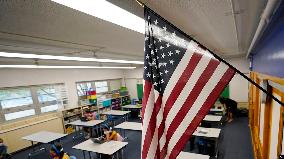 En esta fotografía de archivo del 25 de agosto de 2020, una bandera estadounidense cuelga en un salón de clases en una escuela pública de Denver, Colorado. 