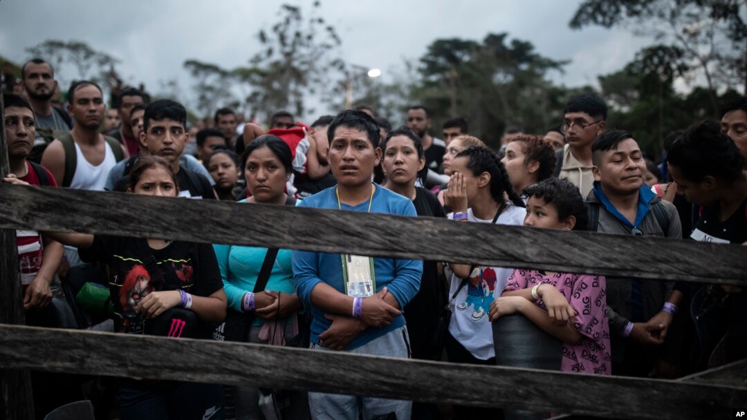 Migrantes que planean comenzar a caminar a través del Tapón del Darién desde Colombia a Panamá con la esperanza de llegar a Estados Unidos se reúnen en el campamento inicial del sendero en Acandí, Colombia, el 9 de mayo de 2023.