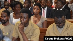 Activistas angolanos em tribunal.