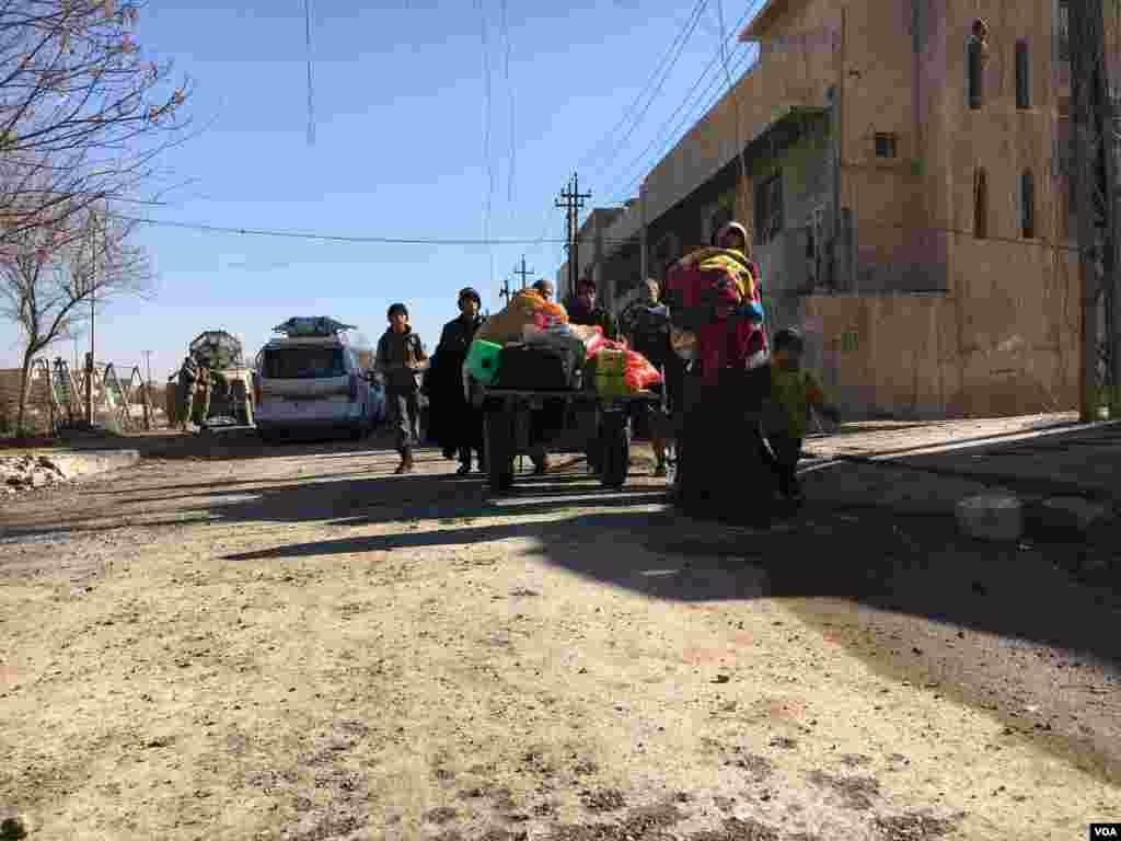 A photo shows civilians continuing to flee the neighborhoods of Somar and Domiz, in Mosul, Iraq, Jan. 12, 2017. (K. Omar/VOA Kurdish)