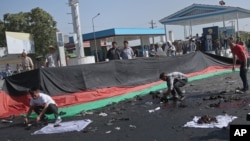 حدود هشت ماه قبل جنبش روشنایی مورد حمله قرار گرفت که در نتیجۀ آن ۸۰ تن کشه و بیش از ۲۰۰ تن زخمی شدند.