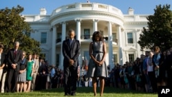 El presidente Barack Obama, y la primera dama Michelle Obama, observaron un momento de silencio en los jardines de la Casa Blanca, el viernes 11 de septiembre de 2015, al recordar el décimo cuarto aniversario de los ataques terroristas de 2001. 