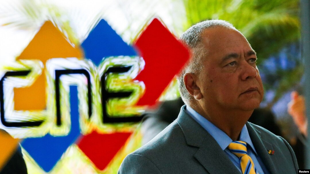 Fotografía de archivo del presidente del Consejo Nacional Electoral de Venezuela, Elvis Amoroso, durante una reunión en Caracas con delegados de organismos internacionales, el 16 de abril pasado.