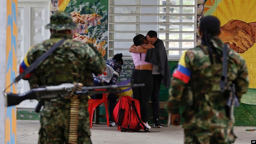 ARCHIVO - El exrehén y soldado del ejército colombiano Juan David Estrada (cent.) abraza a su esposa luego de ser liberado por disidentes de las Fuerzas Armadas Revolucionarias de Colombia, en Tacueyo, el martes 26 de septiembre de 2023. 