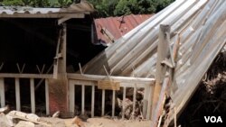 De esta Iglesia Evangélica solo queda en pie un letrero, Las Tejerías, Venezuela.