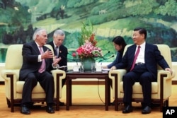 AQSh Davlat kotibi Reks Tillerson (chapda) Xitoy Prezidenti Si Zinpin bilan, Pekin, 30-sentabr, 2017-yil.