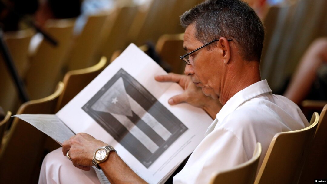 A Cuban reads the draft proposal of changes to the constitution during the beginning of a public political discussion to revamp a Cold War-era constitution at the Nguyen Van Troi Polyclinic in Havana, Aug. 13, 2018. 