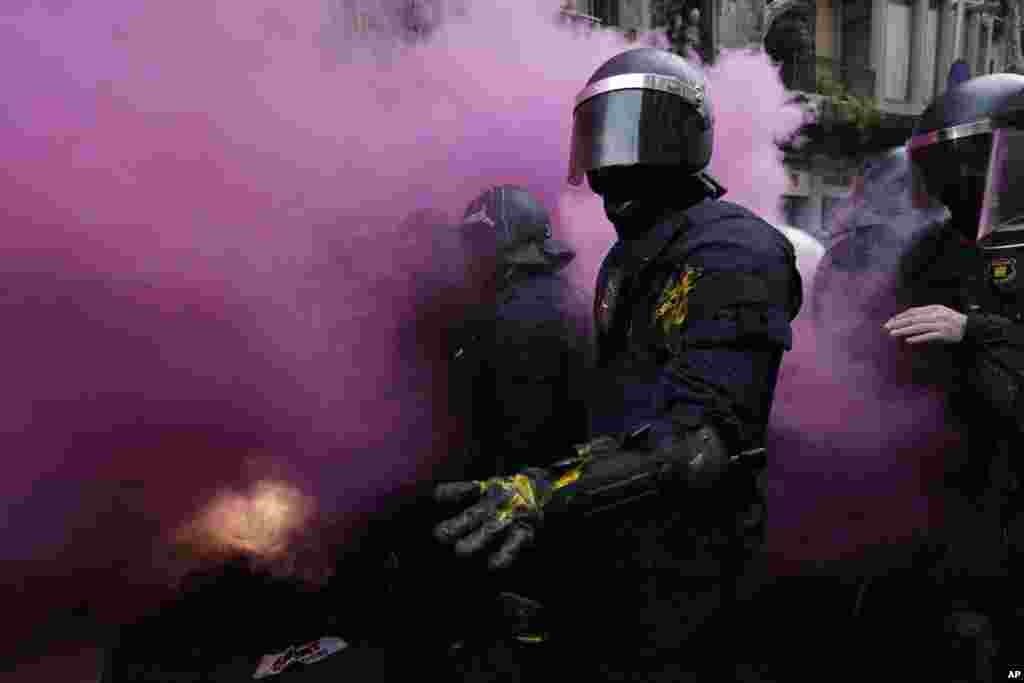 Catalan Mossos d&#39;Esquadra regional police officers clashe with pro-independence supporters trying to reach the Spanish government office in Barcelona, Spain.