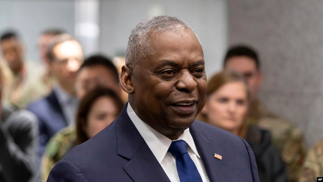 El Secretario de Defensa de Estados Unidos, Lloyd Austin, se dirige a personal militar de Japón y Australia durante una visita al Campamento Asaka, una base de la Fuerza Terrestre de Autodefensa de Japón, en las afueras de Tokio, el 11 de diciembre de 2024. AP