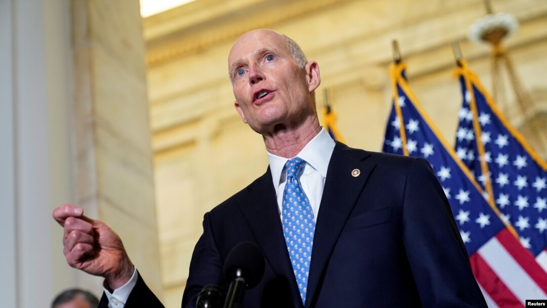 El senador Rick Scott conversa con los periodistas en el Capitolio, el 13 de abril de 2021.