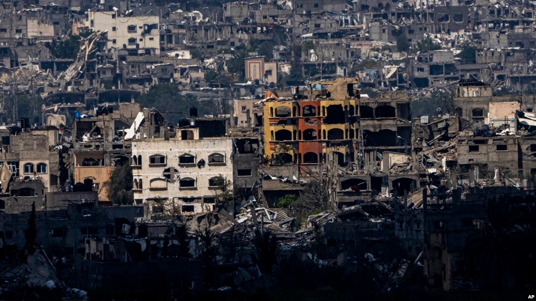 En la imagen, edificios destruidos en la Franja de Gaza, vistos desde el sur de Israel, el 19 de marzo de 2024.