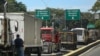 Los camioneros se alinean al costado de la carretera para llenar sus tanques con diesel en Caracas, Venezuela. Marzo 4, 2021. Foto: AP.
