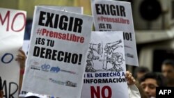 Trabajadores de los medios de comunicación y periodistas participan en una manifestación frente a las oficinas de las Naciones Unidas en Caracas, Venezuela. Mayo 3, 2016. Foto: AFP.