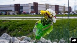Un ramo de flores colocado entre piedras frente a la planta de FedEx en Indianápolis honra a las ocho víctimas de un tiroteo en el lugar, la semana pasada. Sábado 17 de abril de 2021.