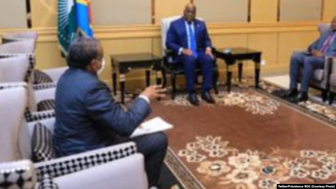 Dr. Jean-Jacques Muyembe (G), mokambi ya secrétariat technique ya bitumba na COVID-19 na masolo na président Félix Tshisekedi (c) na Palais de la nation, Kinshasa, 11 évrier 2021. (Twitter/Présidence RDC)