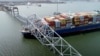 El carguero Dali bajo parte de la estructura colapsada del puente Francis Scott Key en Baltimore, EEUU, el 26 de marzo de 2024. [Foto de la Junta Nacional de Seguridad en el Transporte distribuida por AP].