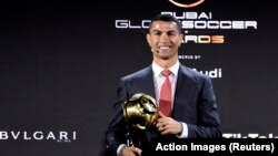 Cristiano Ronaldo recebe troféu Jogador do Século no Dubai. 27 de Dezembro 2020