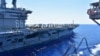 美航母尼米兹号在南中国海航行期间进行补给。（2020年7月7日）