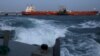 Un petrolero es remolcado a la terminal portuaria del complejo industrial de PDVSA en el estado de Anzoategui, Venezuela. [Foto de archivo]