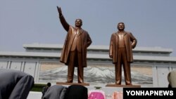 평양에서 김일성·김정일 부자 동상에 북한 주민들이 절하고 있다. (자료사진)