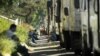 Los choferes esperan junto a sus camiones para llenar sus tanques con diesel durante una escasez de combustible en Caracas, Venezuela. Marzo 4. 2021.