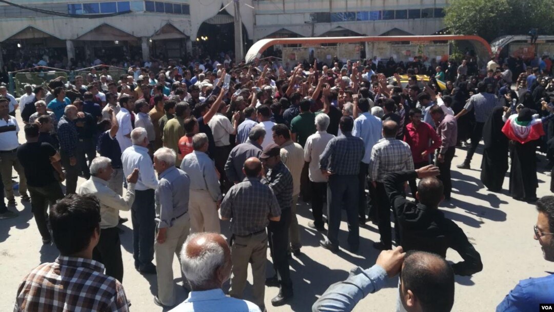 Hundreds of residents of Kazerun, Iran, joined a protest on May 16, 2018 to denounce a proposal by the southern city’s lawmaker to turn some of its outlying districts into a new city. 