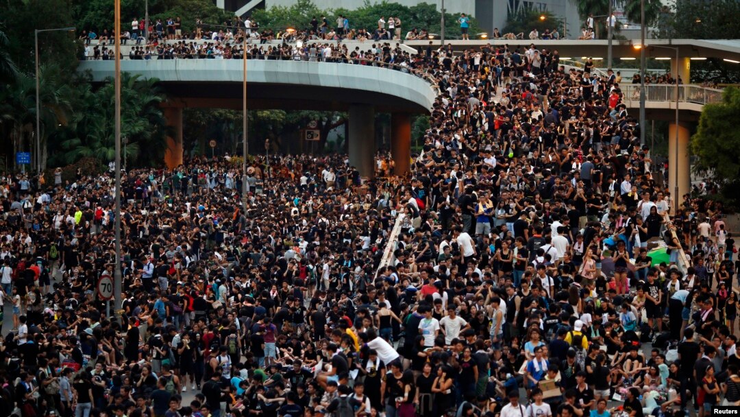 Dandazon masu zanga zanga a Hong Kong.